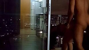 يوم 51 من مغامرات شرجية: جنس عاطفي على الشرفة مع فتاة شابة تئن 18+