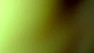 Sola y desnuda fui a visitar a mi novia pero solo encontré a su amiga en la cama boca abajo solo iba a grabar pero no me pude resistir y esto fue lo que pasó