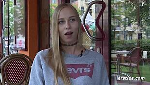 Sprachkorrespondentin Sirena Always Carries a Toy on Travels