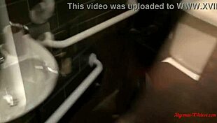 Kurva z Chorvatska překvapí análním kouřením v outdoor veřejné restauraci celé video