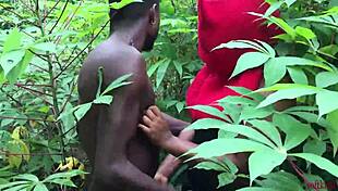 Softkind блъска силно мащехата отзад в храстите.