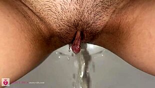 Mutlu noeller idrar derlemesi iç çamaşırındaki 18 yaşındaki gençlerle POV!