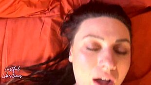 Nemohol som odolať mojej žene podvádzajúcej milf najlepšej kamarátke, keď mi jedla zadok a žiadala môj moč do jej pičky