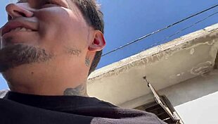 Le pagamos a un heterosexual para follarse a un homosexual por el culo.