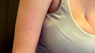 Смотри на мою любимую беременную мачеху с молочными сиськами на публичном массаже