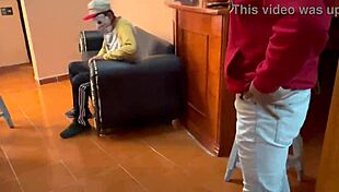 Le pagamos a un heterosexual para follarse a un homosexual por el culo.