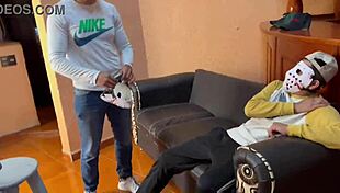 Le pagamos a un heterosexual para follarse a un homosexual por el culo.