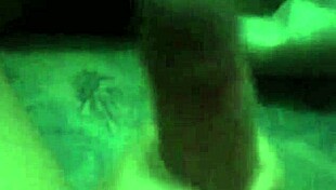 novinho gay masturbates alone