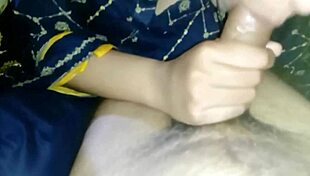 does this indian bhabhi want to suck my big dick and eat cum?