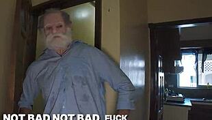 Най-старият дядо някога с нереален кур чука млада в ролева игра