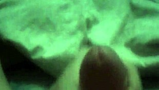 novinho gay masturbates alone