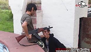 Dünner Militär Gay Teen Fickt Studenten Anal im Wald