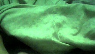 novinho gay masturbates alone