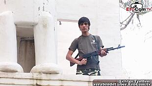 Dünner Militär Gay Teen Fickt Studenten Anal im Wald