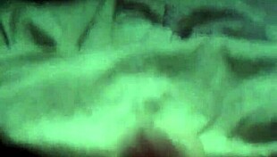 novinho gay masturbates alone