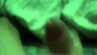 novinho gay masturbates alone