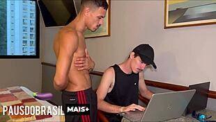 Check out this gifted gay technician 😏