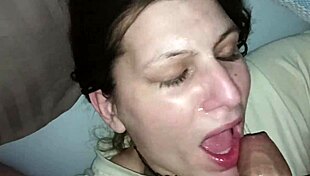 Épouse ukrainienne maîtrise la gorge profonde avec une éjaculation faciale désordonnée