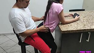 mi hijastra queria jugar sentada en mis piernas?