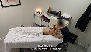 Japán kislány csábítása és kétszeri dugás masszázson, nedves teste mély kiskutya pózban