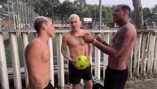 3 heteros dotados fudendo depois do jogo de futebol na broderagem