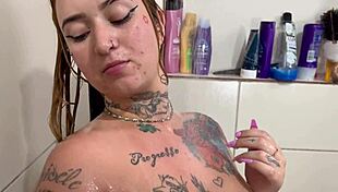 peguei minha amiga magrinha no banho, quer rola no cuzinho?