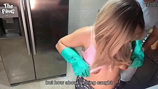 Macocha Bierze Prysznic, a Pasierbica Rucha Faceta w Sklepie z Dużymi Cyckami