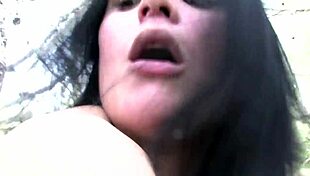 Брюнетка-мамаша жаждет большой хуй для дикого траха раком