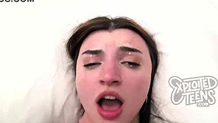 Jeune exotique mi-indienne prend une crème profonde dure