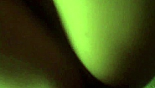 Tesna filipinska pička se jebe jako do orgazma u kućnom videu