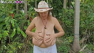 Check out this amateur mom's long boobs in public