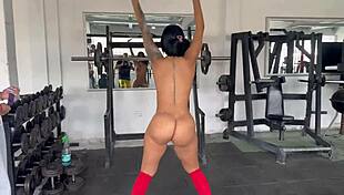 Mi entrenadora transgénero me pone a hacer sentadillas sin nada de ropa