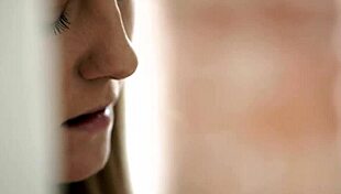 Wow, euro babe fingers herself so hot! 😍