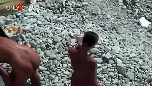 Di pantai, babe panas tunjuk tetek dan pantat semula jadi dengan buttplug untuk voyeur.