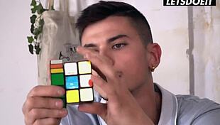 Изменяющая блондинка ЖЕСТКО ТРАХАЕТ администратора в отпуске в похотливом хостеле