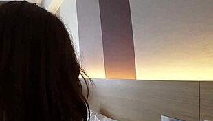 야한 간호사가 호텔에서 일본 세션 후 격렬하게 분수 뿜으며 미쳐