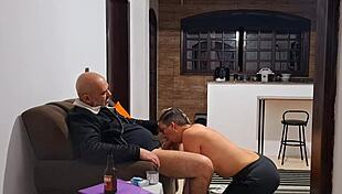 Tuvo que follar al cobrador de renta pa no ser echada