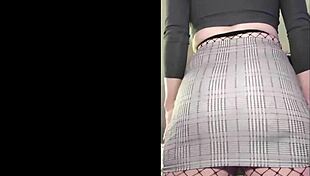 look at that sexy fat ass dancing in fishnets, flashing close up