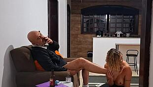 Tuvo que follar al cobrador de renta pa no ser echada