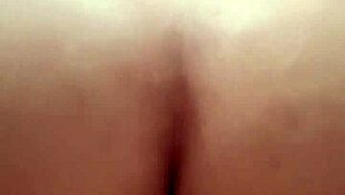 スリム美女が大きな尻で熟男のチンポに座る！