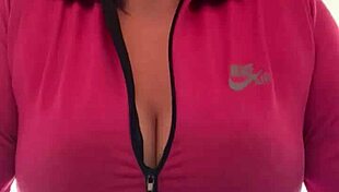 eu na academia da minha quebrada treinando louca de tes�o que at� suava pela buceta e escorria nos meus peitos