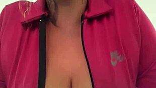 eu na academia da minha quebrada treinando louca de tes�o que at� suava pela buceta e escorria nos meus peitos