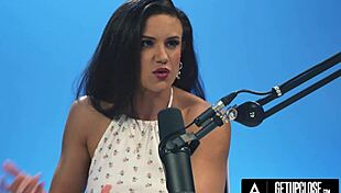 hey, wanna see how milf penny barber gets off solo up close?