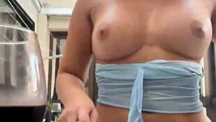 Japanese blogger gives pussy to cook without condom!