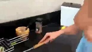 Japanese blogger gives pussy to cook without condom!