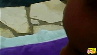 Lesbiske kniber store brystvorter til orgasme