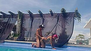 esto pasa cuando tu prima sin traje de baño muestra su gran culo en la alberca al aire libre