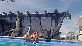 esto pasa cuando tu prima sin traje de baño muestra su gran culo en la alberca al aire libre