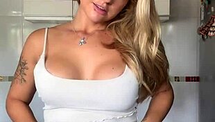 Novinha loves shaking her big ass 😍