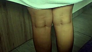 friend with big ass, borrow the bathroom?